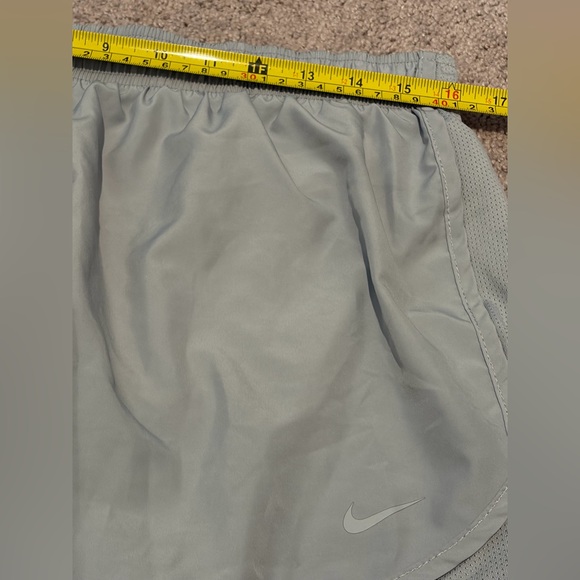 Nike Dri Fit Women’s Gray Lined Athletic Shorts Size XL Measured 32x3 - Picture 8 of 9